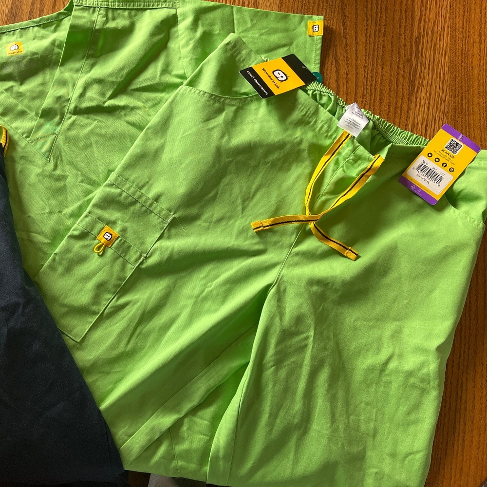 Wonder wink scrubs